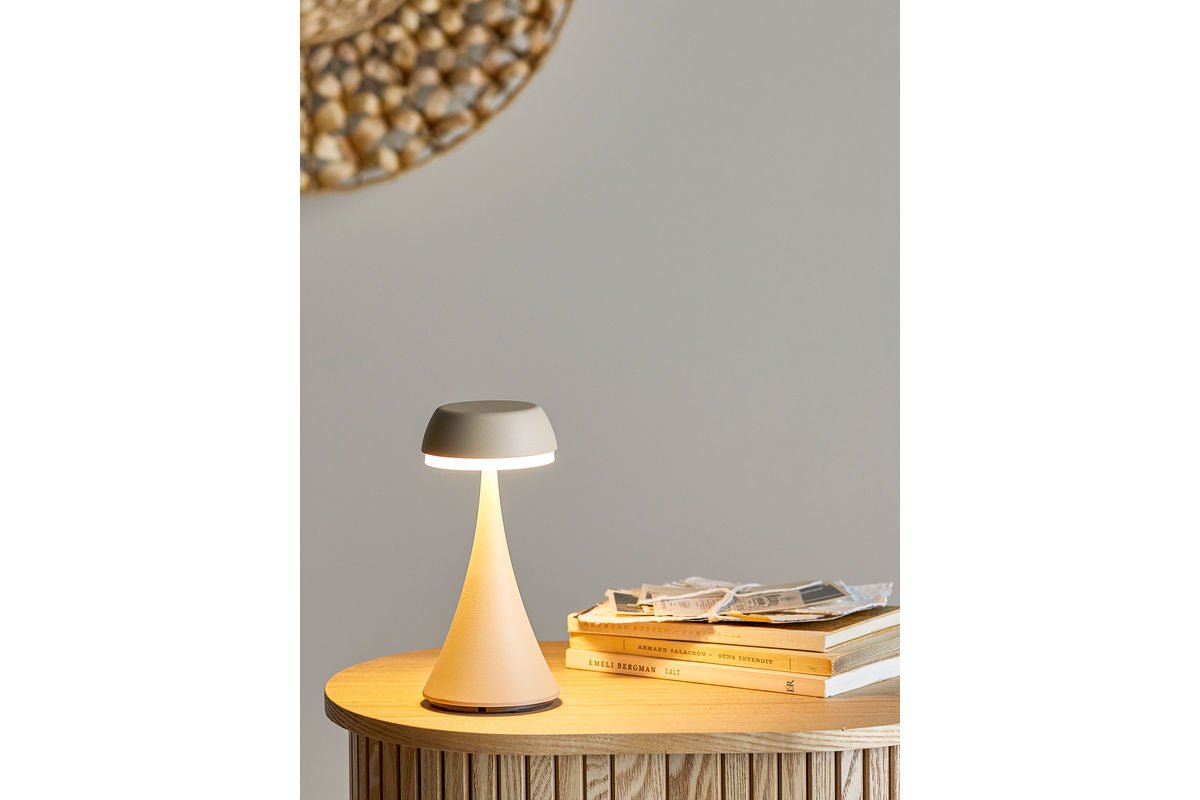 Tragbare Tischleuchte Nemi – wiederaufladbar in Naturton