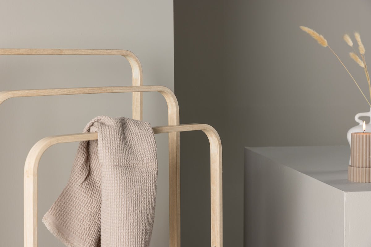 Wardrobe Orrin – Floor model in whitewash look with 3 levels