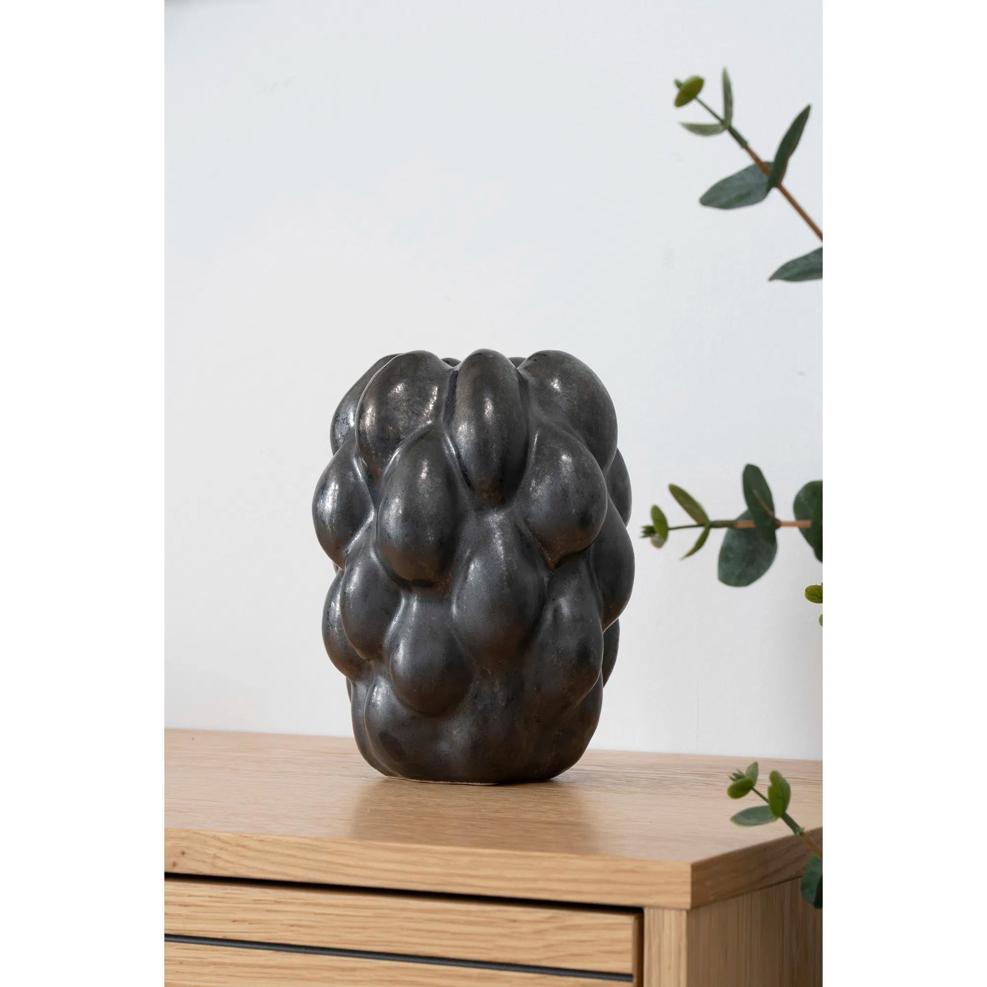 Vase "Noirberry" – Black Ceramic with Organic Structure