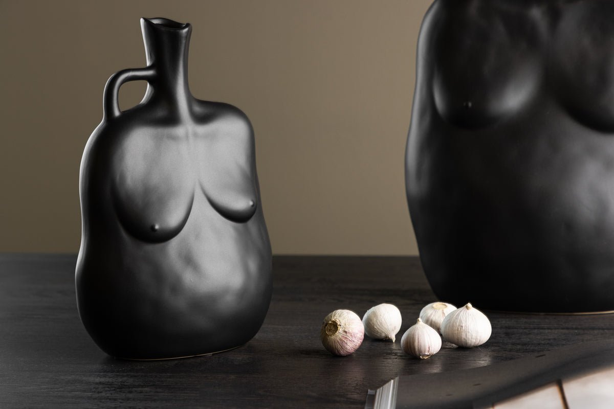 Vase Nerida 25 cm – Körperinspirierte Eleganz in Weiß & Schwarz