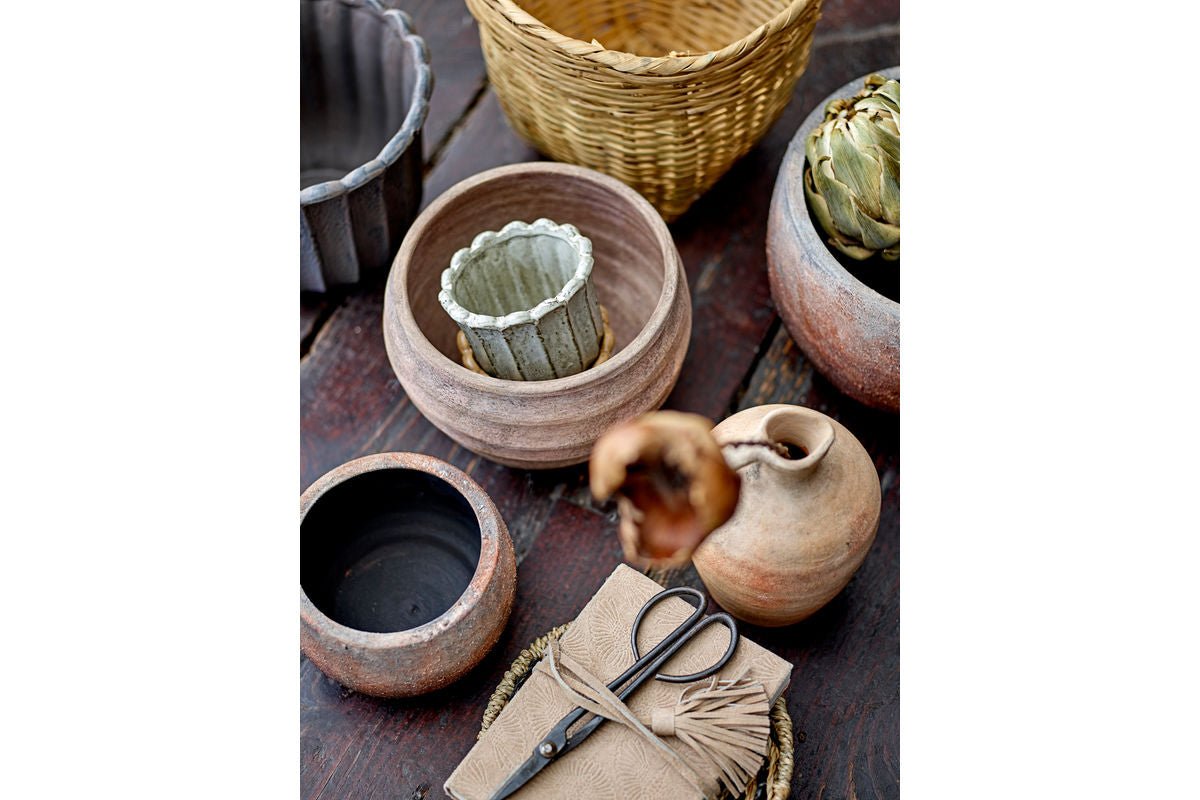 Decorative Flower Pot Valnera – Rustic Terracotta Design in Brown