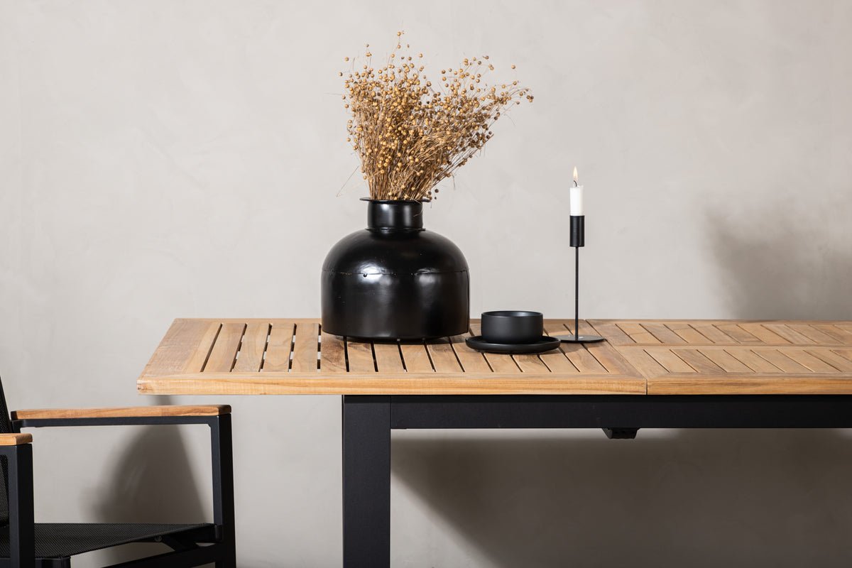 Garden table Lunea - an extendable dining table for outdoors