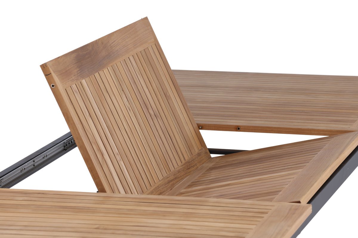 Garden table Lunea - an extendable dining table for outdoors