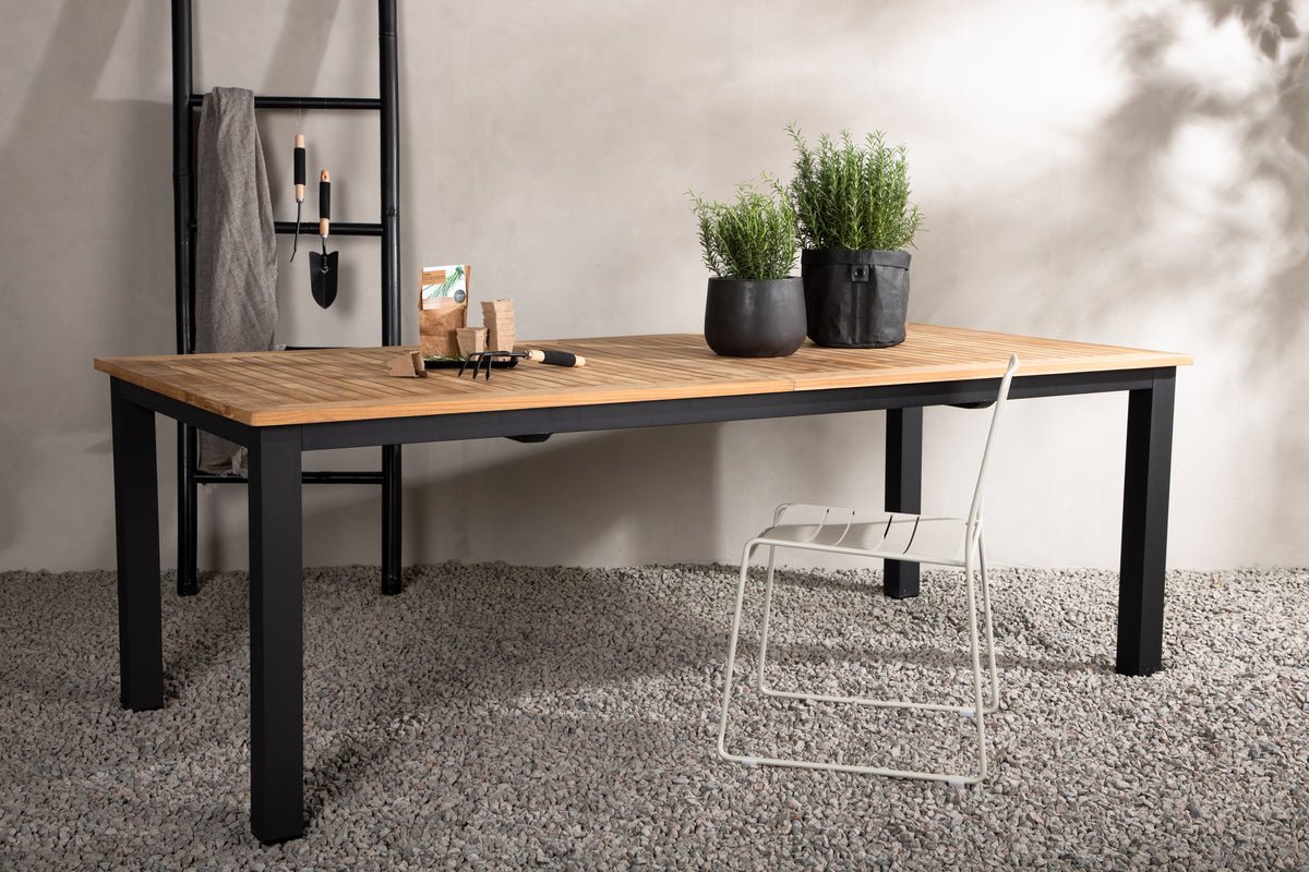 Garden table Lunea - an extendable dining table for outdoors