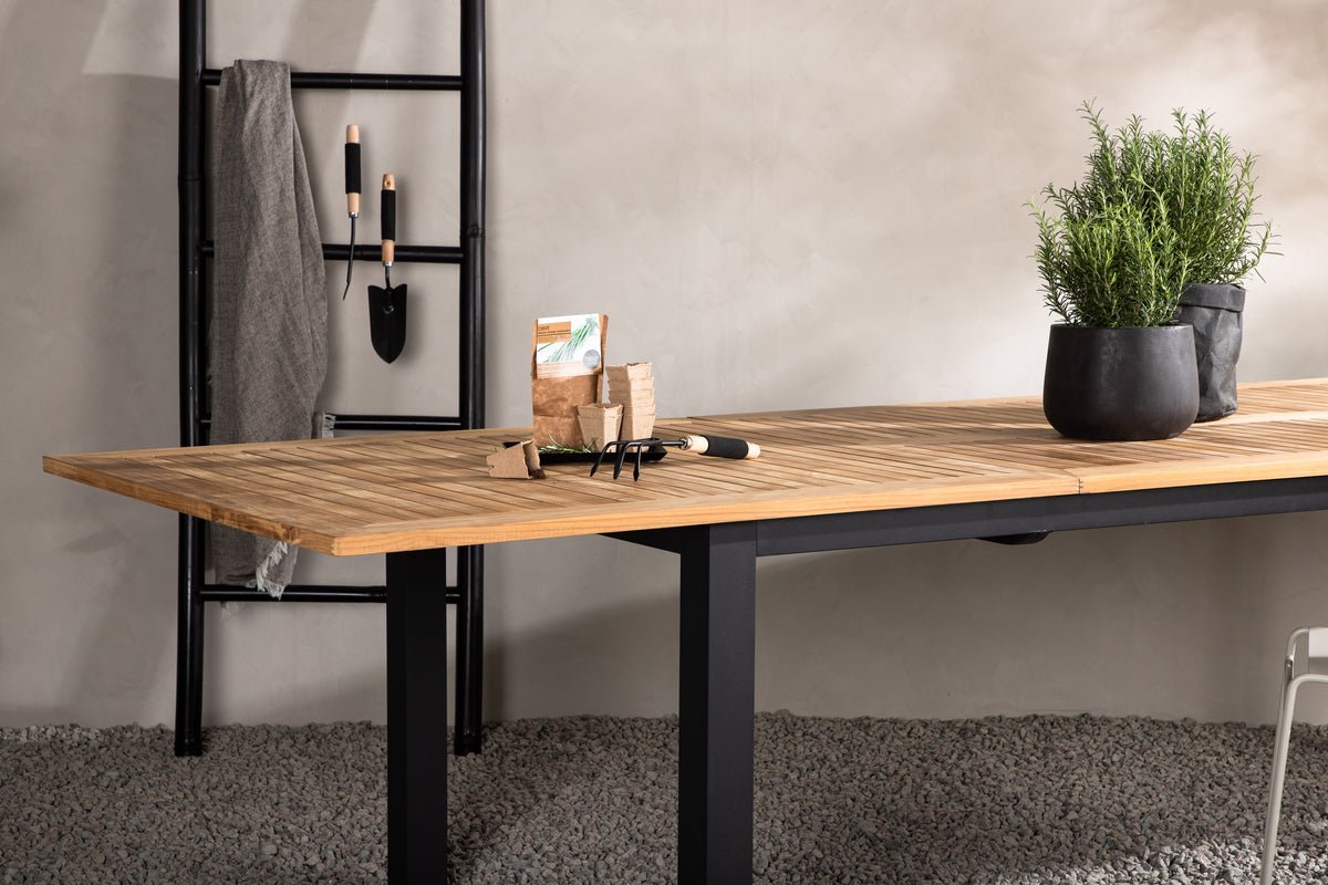 Garden table Lunea - an extendable dining table for outdoors