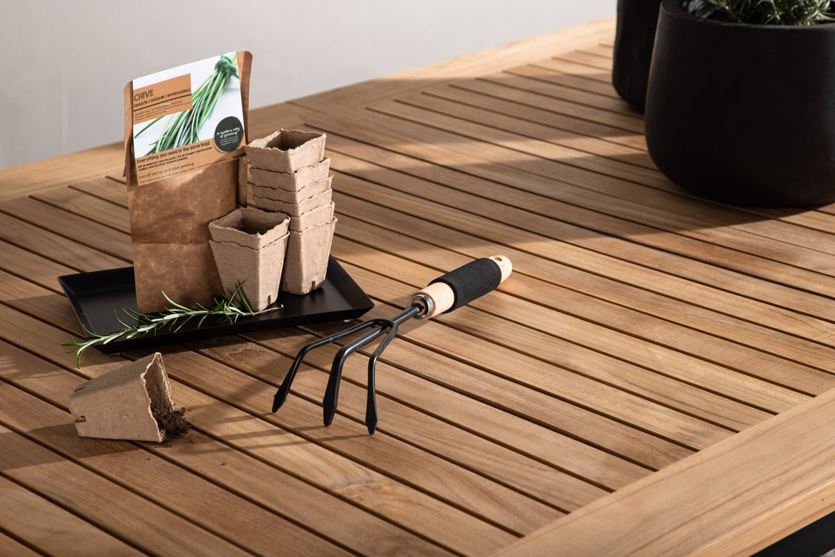 Garden table Lunea - an extendable dining table for outdoors