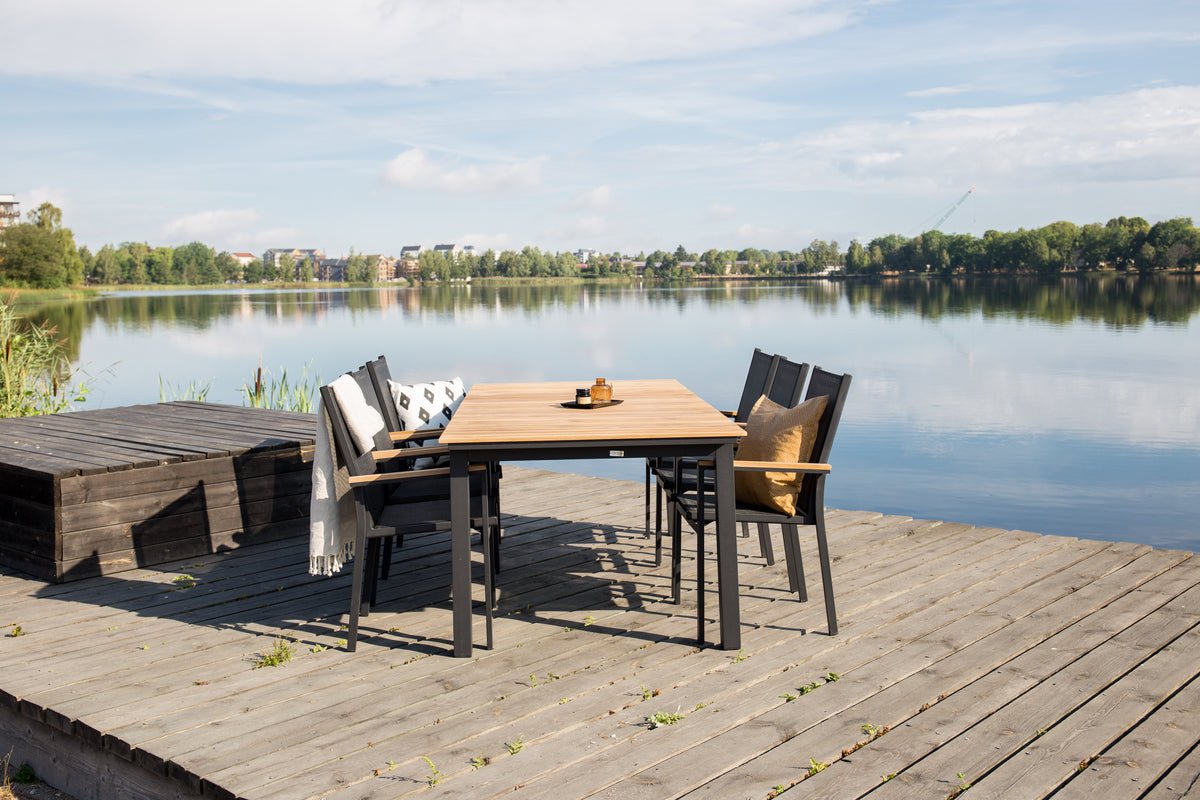 Garden table Caimana - an extendable dining table with a noble teak wood top