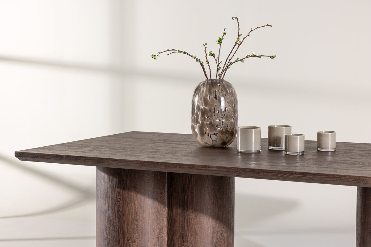 Dining table Nary - combines modern design with timeless elegance
