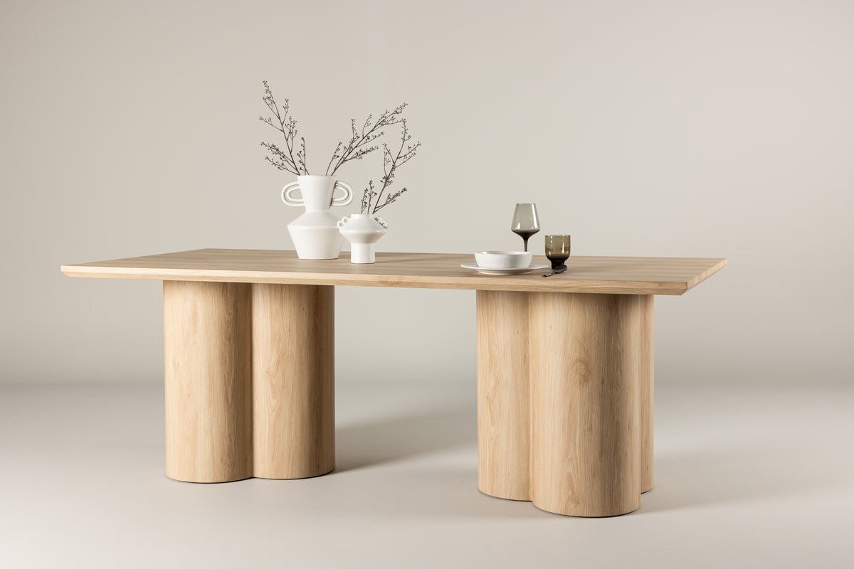 Dining table Nary - combines modern design with timeless elegance
