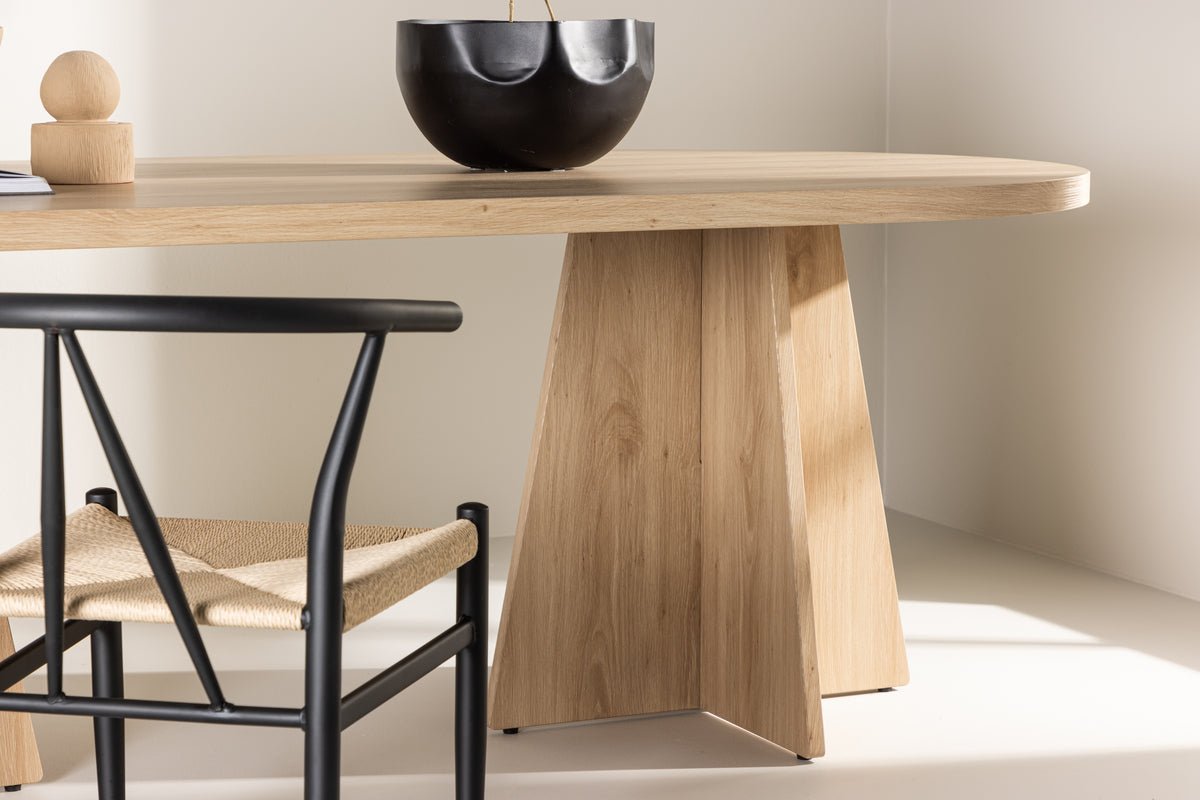 Dining table Zayana - creates an elegant, style-conscious atmosphere