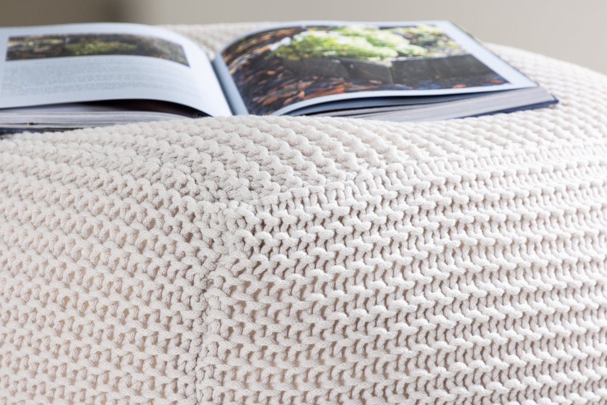 Side stool Nuvio – Round knitted stool in White