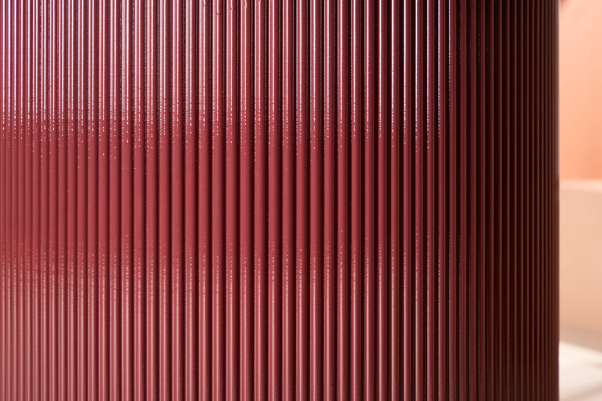 Dining table Arden – Round dining table in burgundy red (Ø 110 cm)