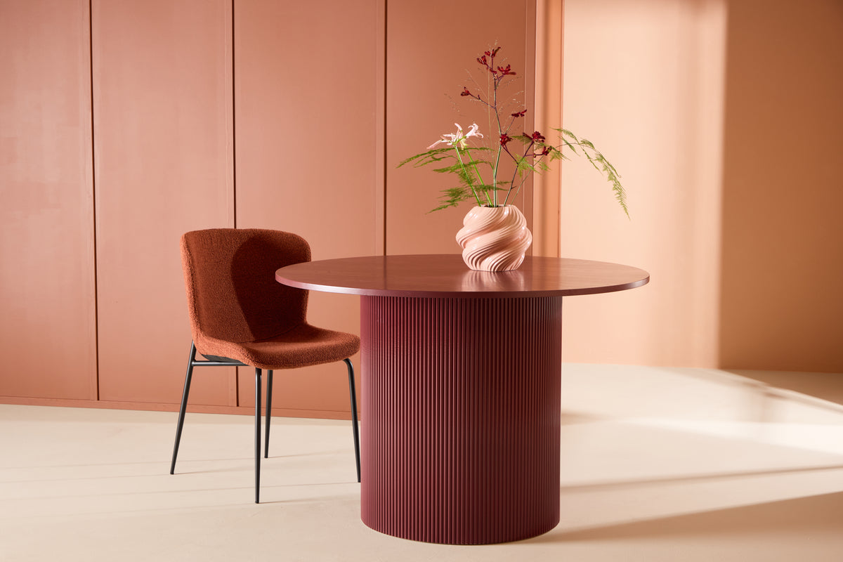 Dining table Arden – Round dining table in burgundy red (Ø 110 cm)