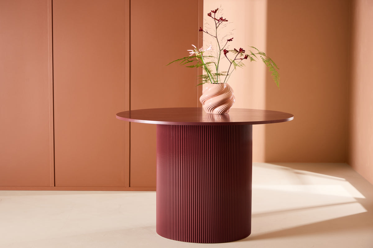 Dining table Arden – Round dining table in burgundy red (Ø 110 cm)