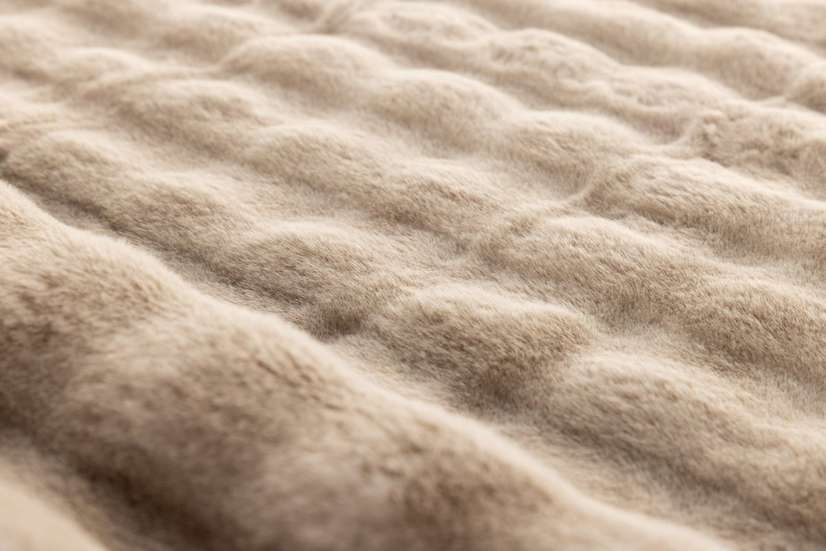 Rug Niva – in two colors made of polyester & velour leather