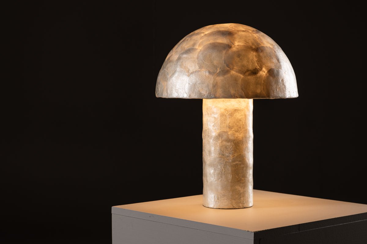Tischlampe „Aurora“ – Elegantes Design aus Capiz mit sanftem Lichtschein
