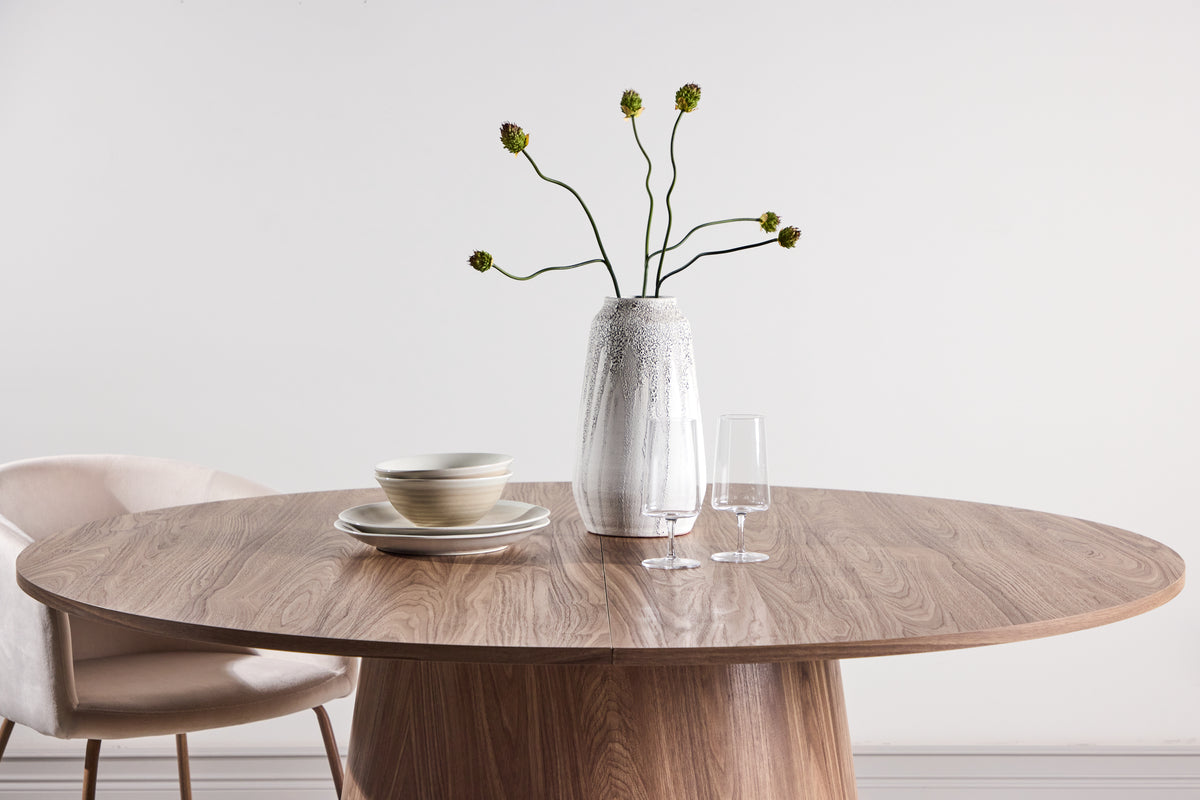 Dining Table Calma - a round dining table in Scandinavian style