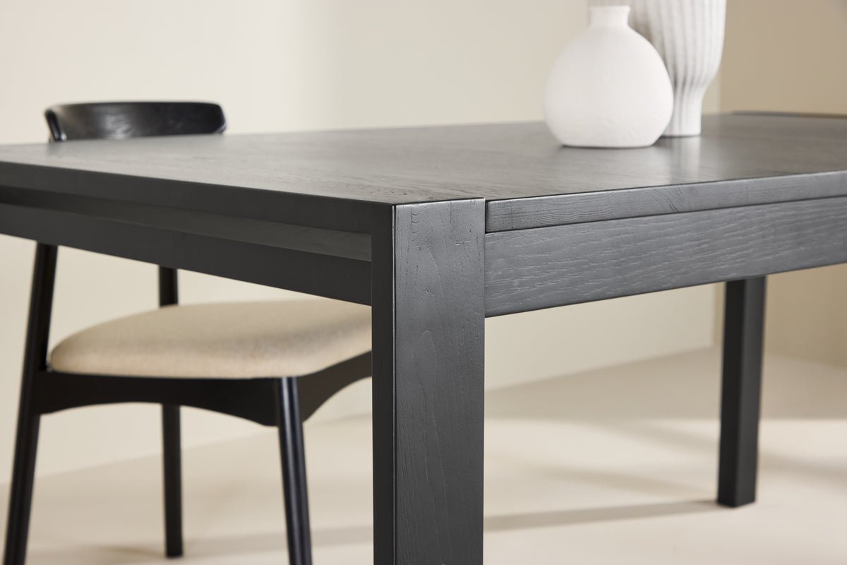 Dining table Wainui - made from sturdy oak wood