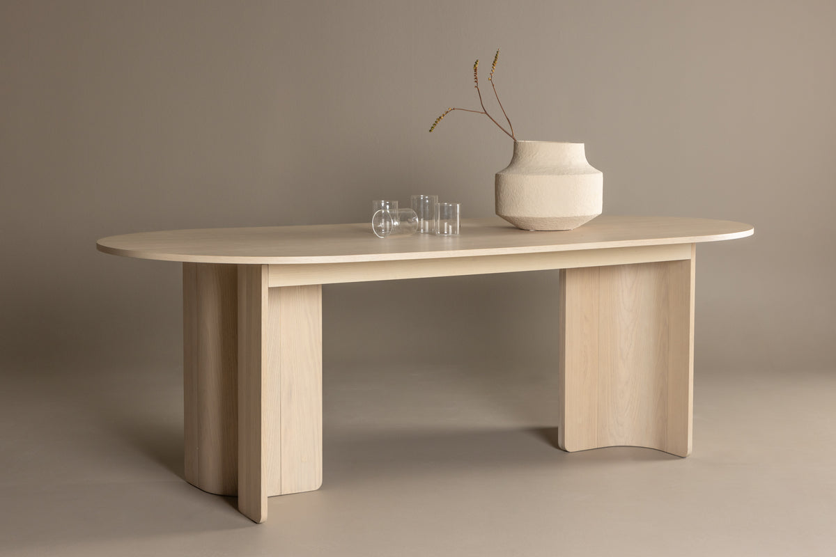 Dining Table Alura - in harmonious design with an elegant touch