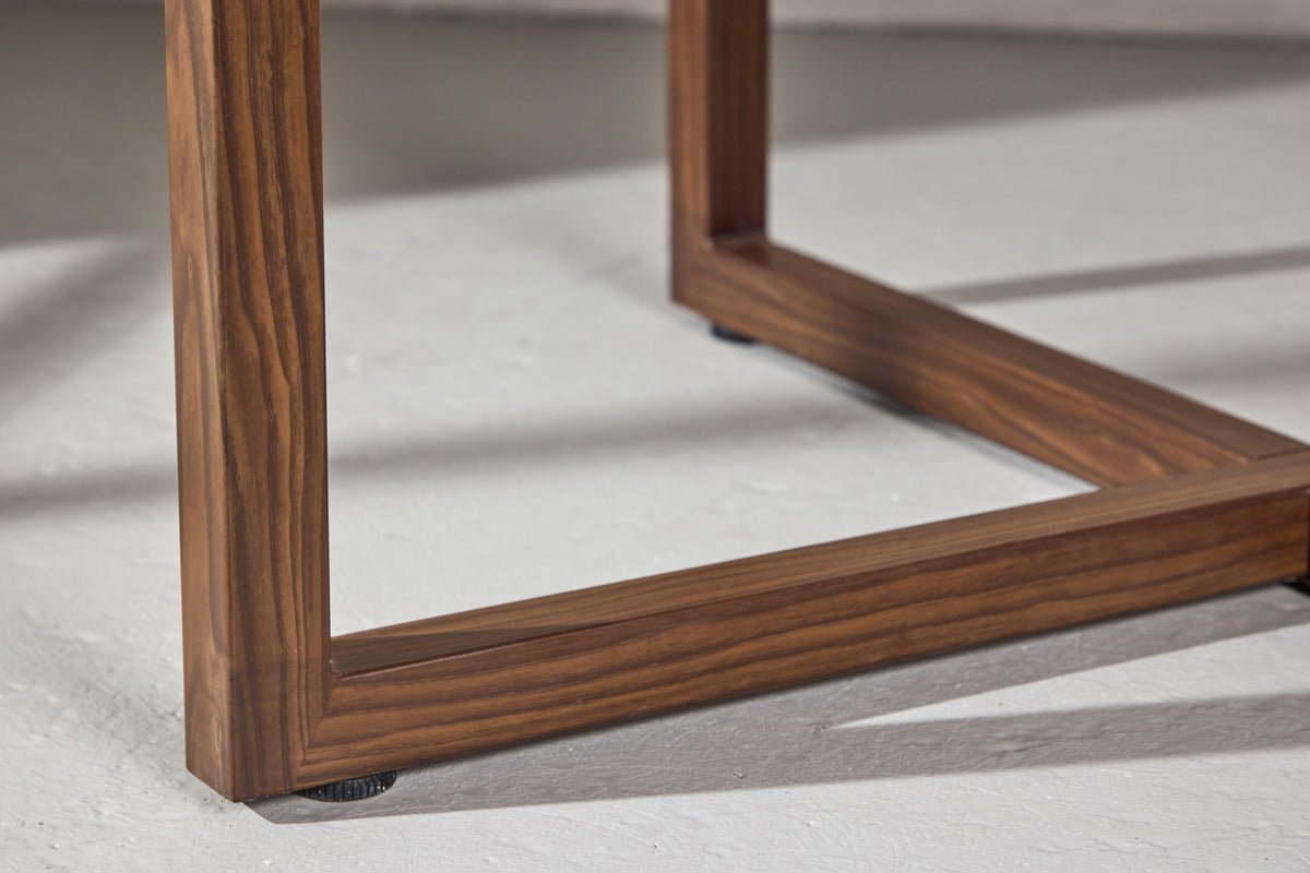 Dining table Ayani - round shape and warm walnut look