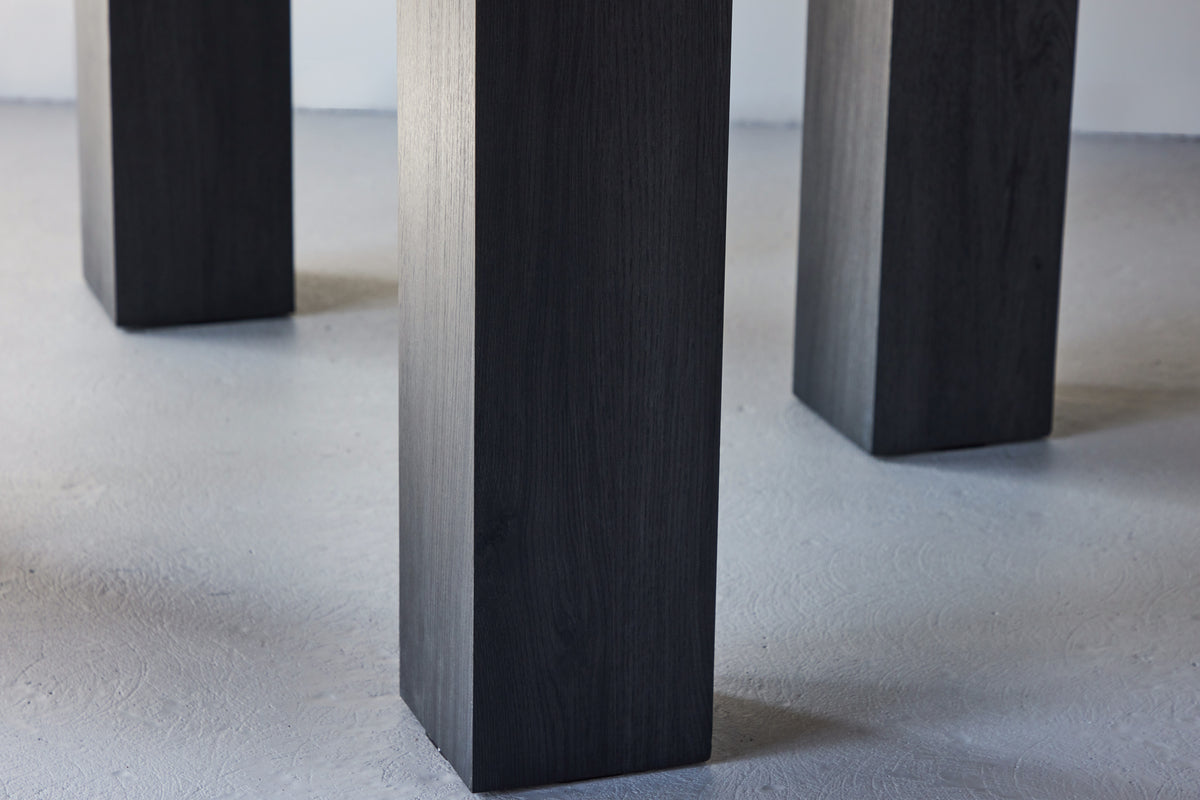 Dining table Baylin – a round dining table in black MDF