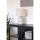 Tischlampe Carmelo – Sandstruktur im modernen Look