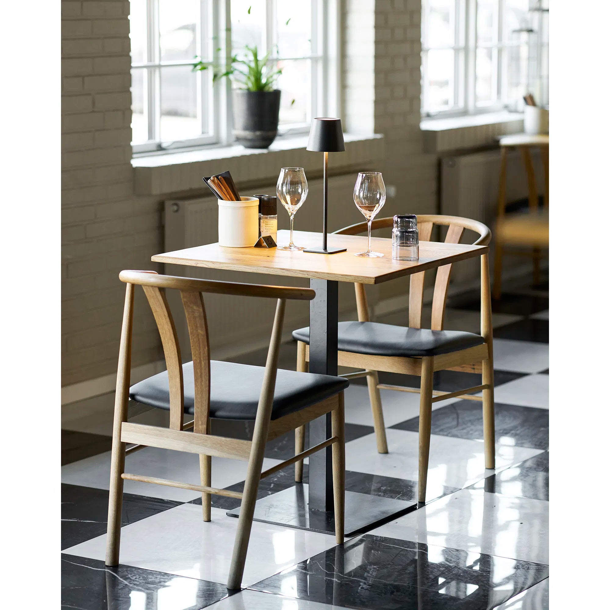 Table lamp Varnien - stylish accent lighting for indoor use