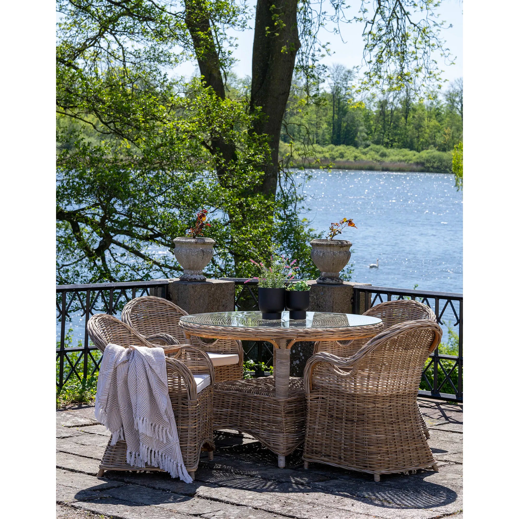 Garden Dining Table Larissa – Rattan, Steel & Glass, Ø120 cm