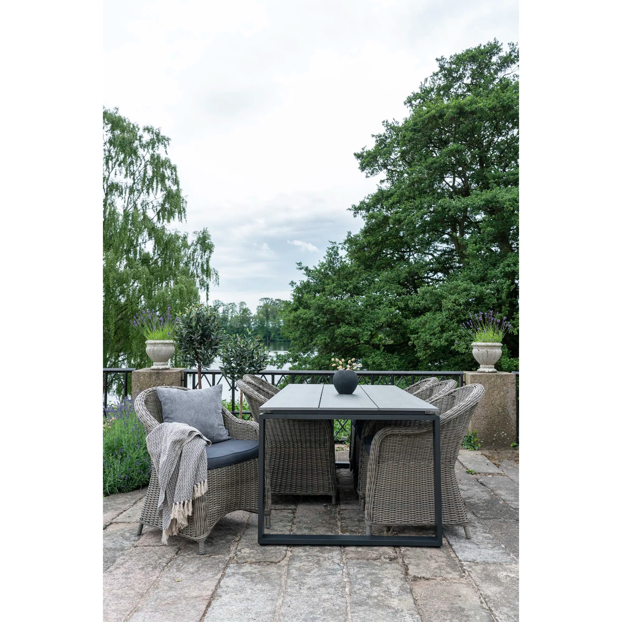 Garten Esstisch Emilio - 210×100 cm aus Nonwood & Aluminium (Grau/Schwarz)