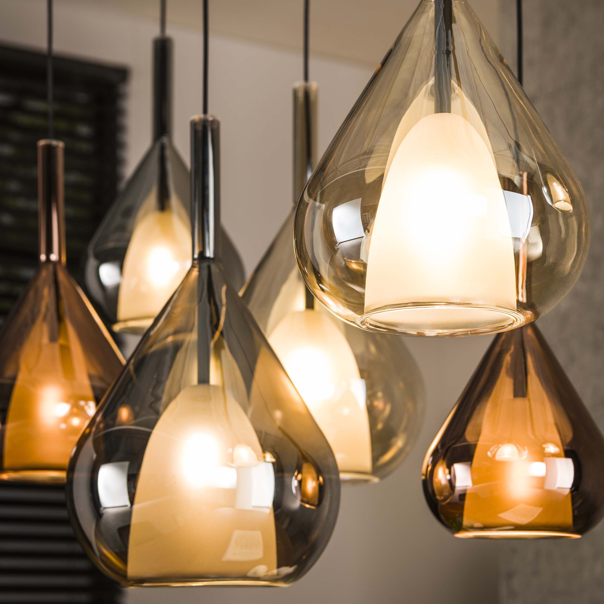 Pendant Light "Lumora" – 7 Teardrop-Shaped Glass Shades in Amber, Copper, and Chrome
