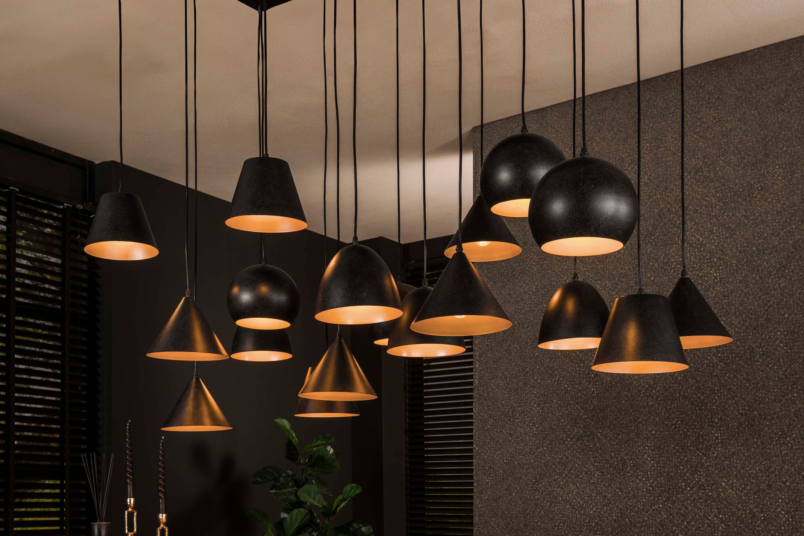 Pendant Lamp "Fionella" – 18 Round and Conical Metal Lampshades in Black Finish
