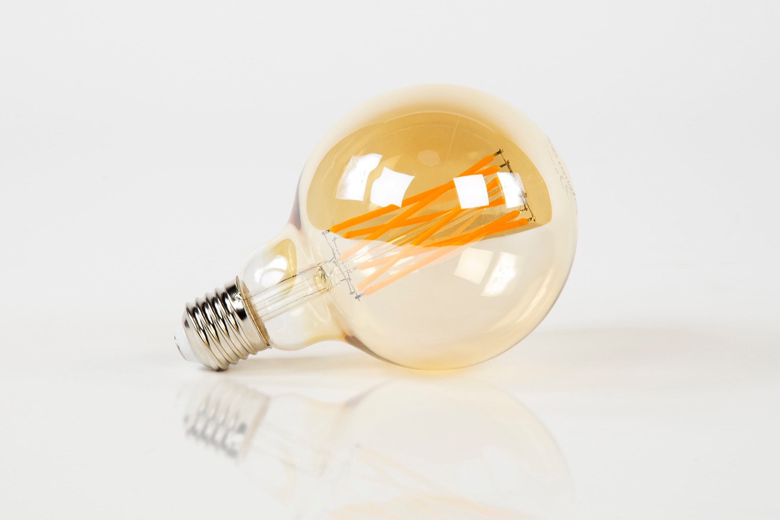 LED incandescent bulb Rara – G95-E27 with amber-colored glass