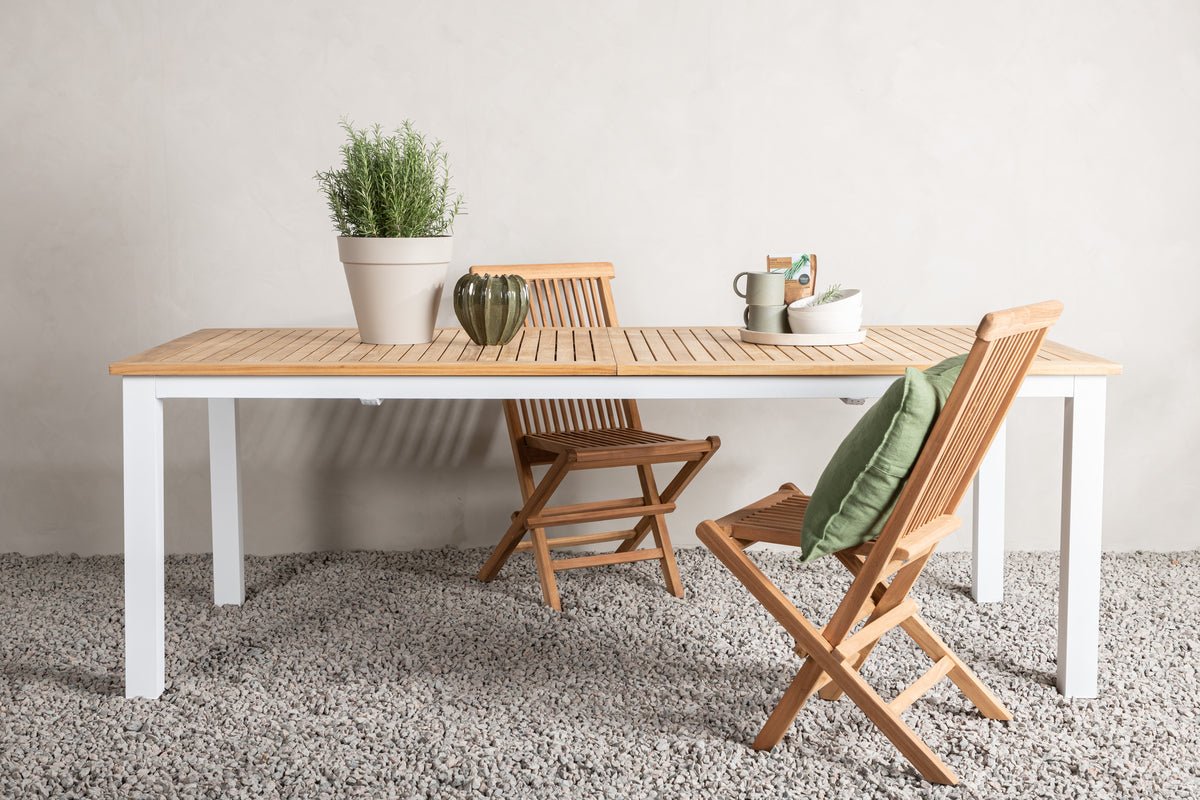 Garden table Lunea - an extendable dining table for outdoors