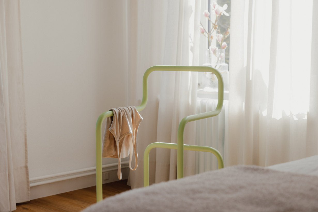 Garderobe James – Minimalistischer Herrendiener im Stuhl-Design