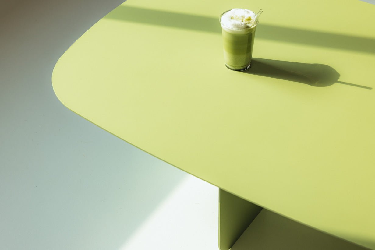 Couchtisch Livia – Japandi Design aus pulverbeschichtetem Blech