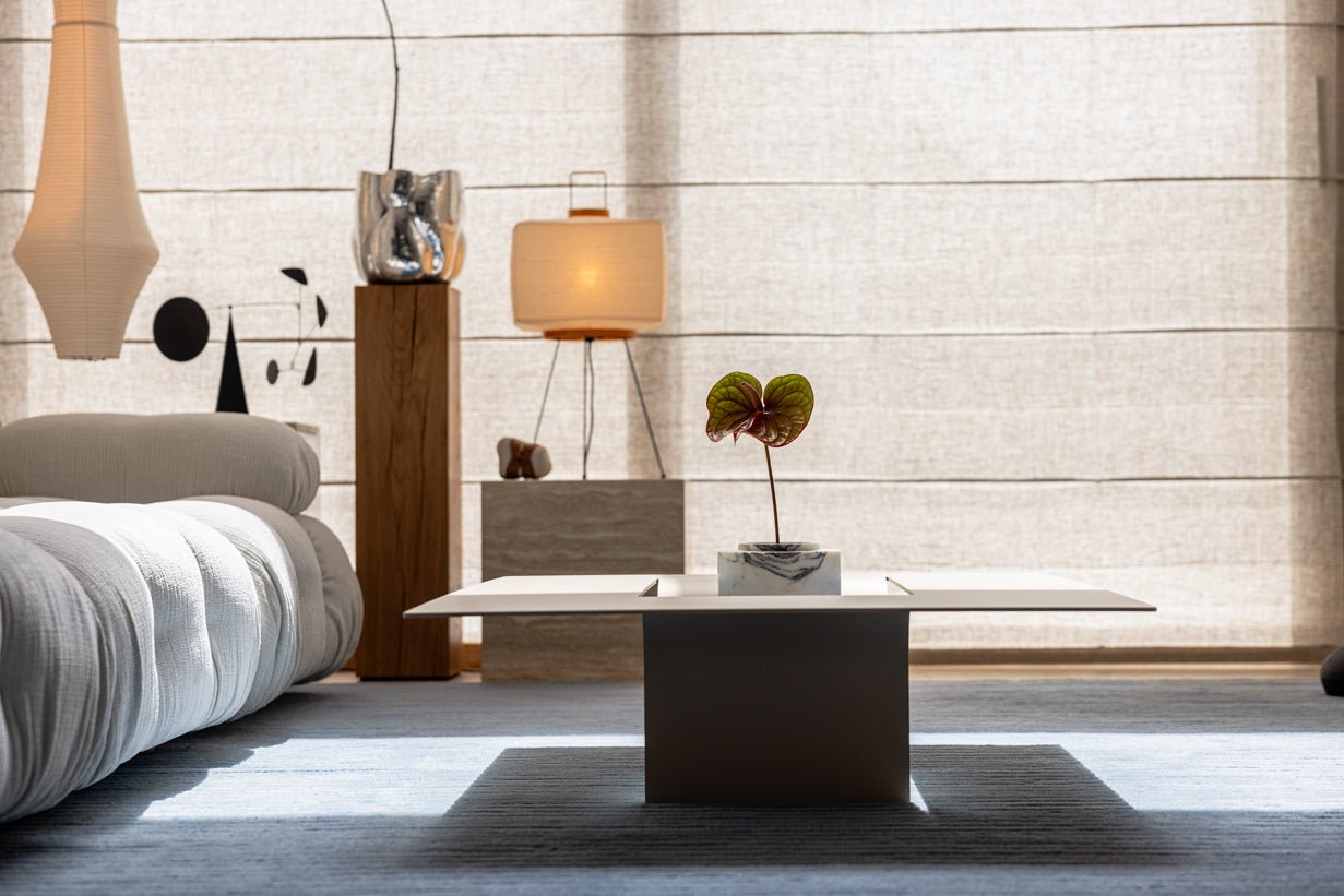 Couchtisch Cut – Minimalistisches Stahl-Design mit kreativer Öffnung