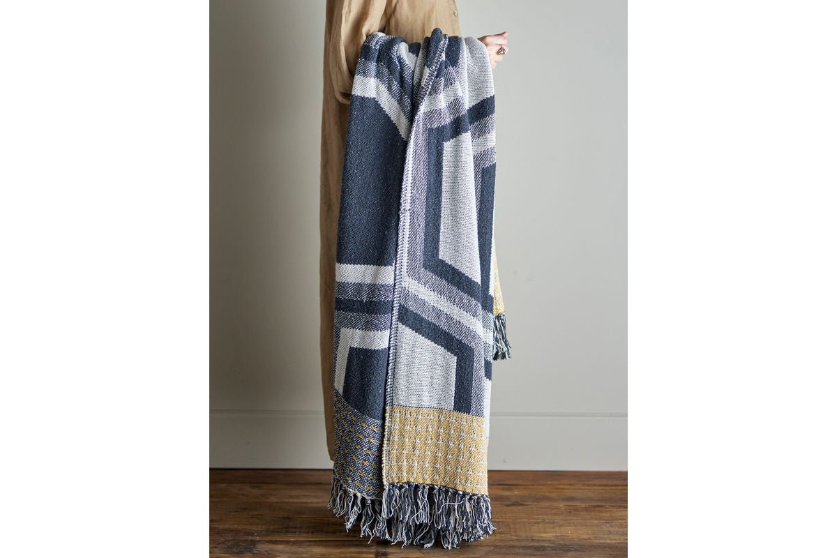 Überwurfdecke Kauri – Grau, aus recycelter Baumwolle