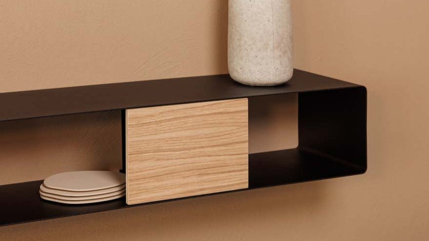 Wandregal Sion – Hängekommode aus Metall mit Kabelhalter