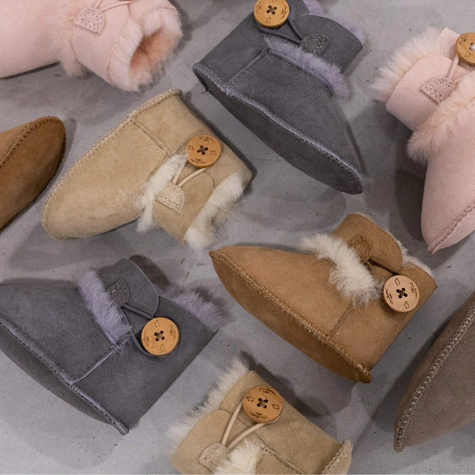 Lammfell baby slippers Noa – Genuine lambskin in Sand, Gray, pink & White